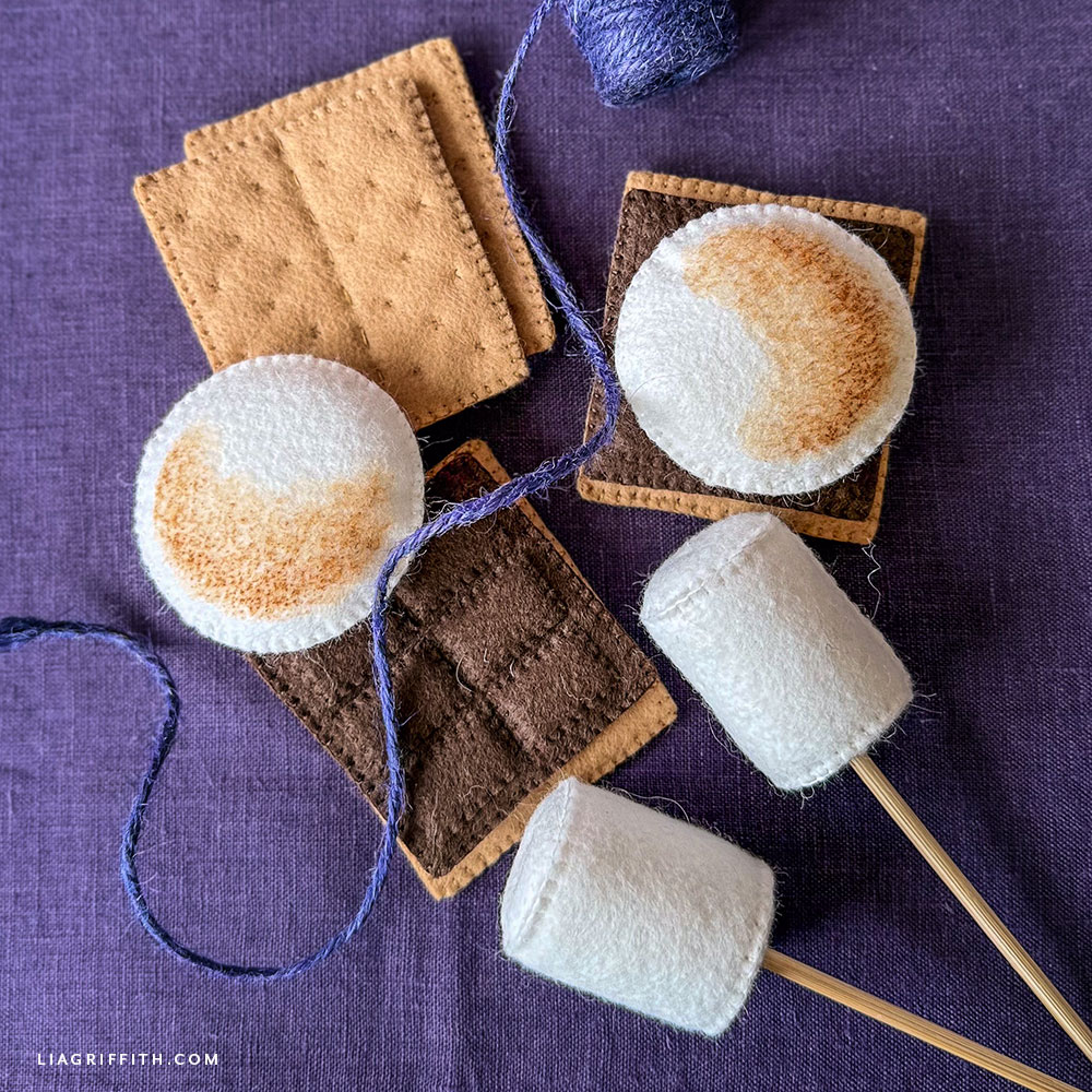 Felt s'mores with stuffed marshmallows and graham crackers