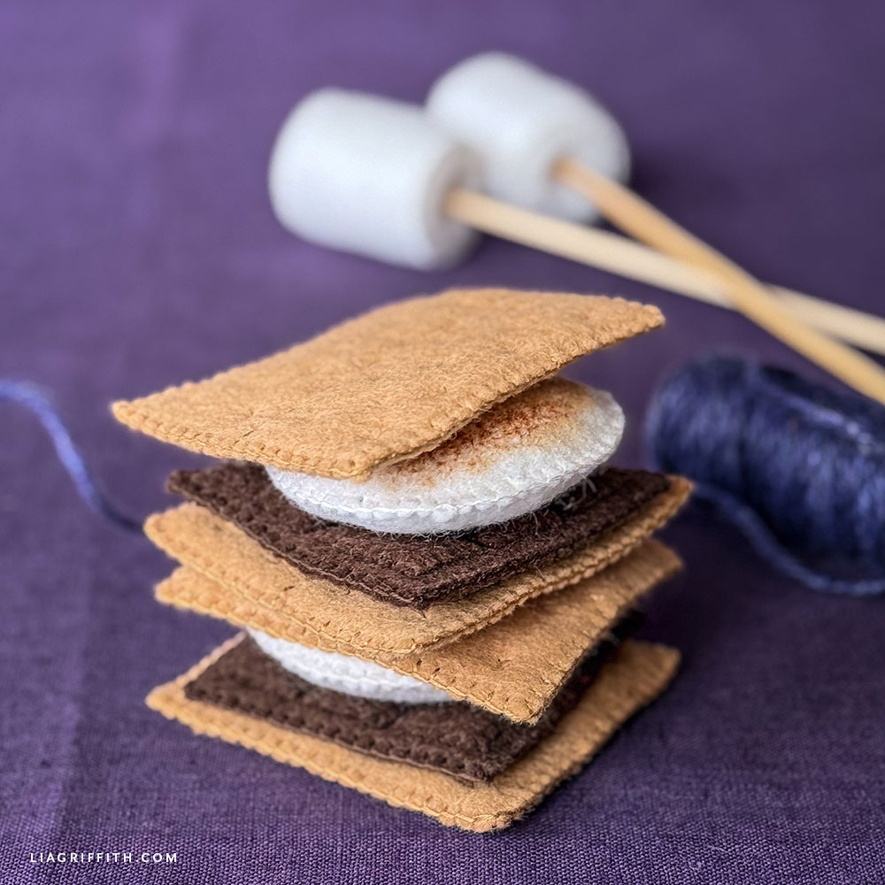 Felt s'mores with stuffed marshmallows and graham crackers